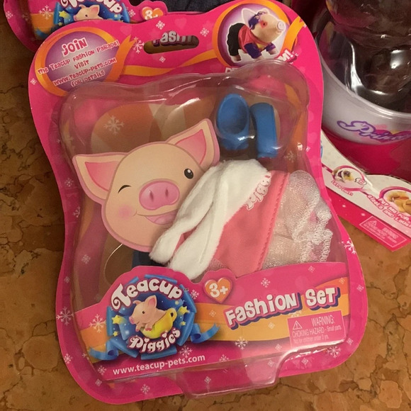 Toy Teck Teacup Piggies Talking Pig & 2 Fashion pack Outfits NEW - Picture 2 of 5
